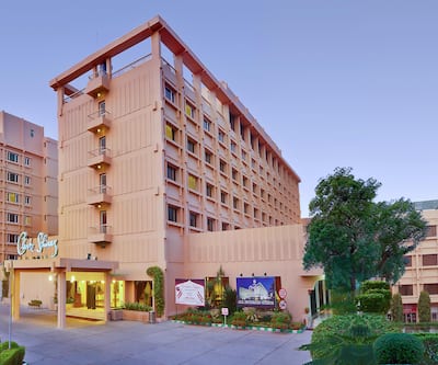 https://imgcld.yatra.com/ytimages/image/upload/t_hotel_yatra_city_desktop/v1416227546/Domestic Hotels/Hotels_Agra/Hotel Clarks Shiraz/Overview.jpg